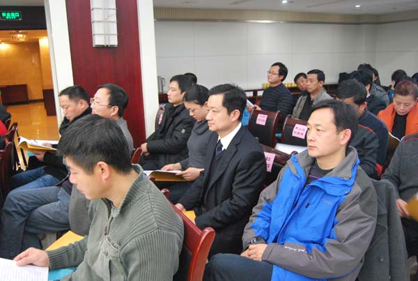 黄山馨园国际大酒店总经理李建平喜捧“安徽省5A级诚信旅游饭店”奖牌
